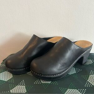 Calou Stockholm Lisa Leather Clogs in black